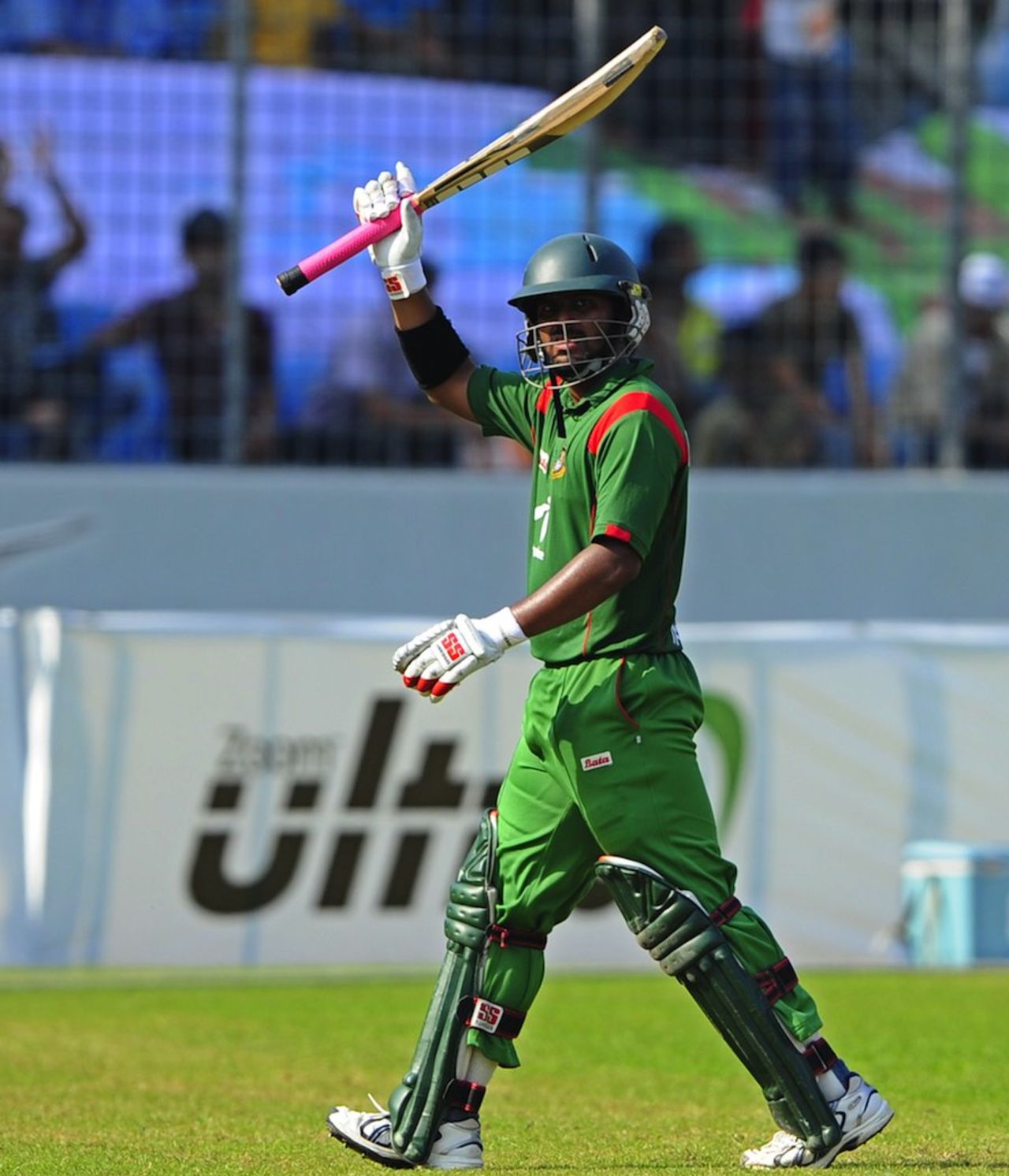 Shahriar Nafees acknowledges the cheers for his match-winning innings, Bangladesh v New Zealand, 3rd ODI, Mirpur, October 11, 2010