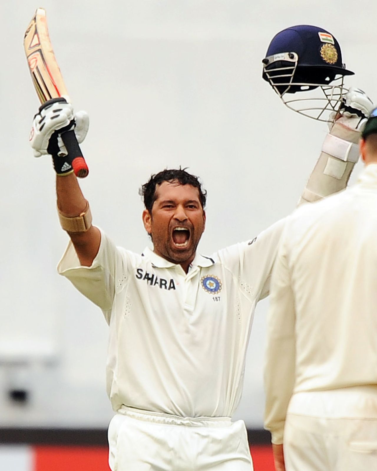 Sachin Tendulkar roars at the dressing room after scoring the winning runs, India v Australia, 2nd Test, Bangalore, 5th day, October 13, 2010