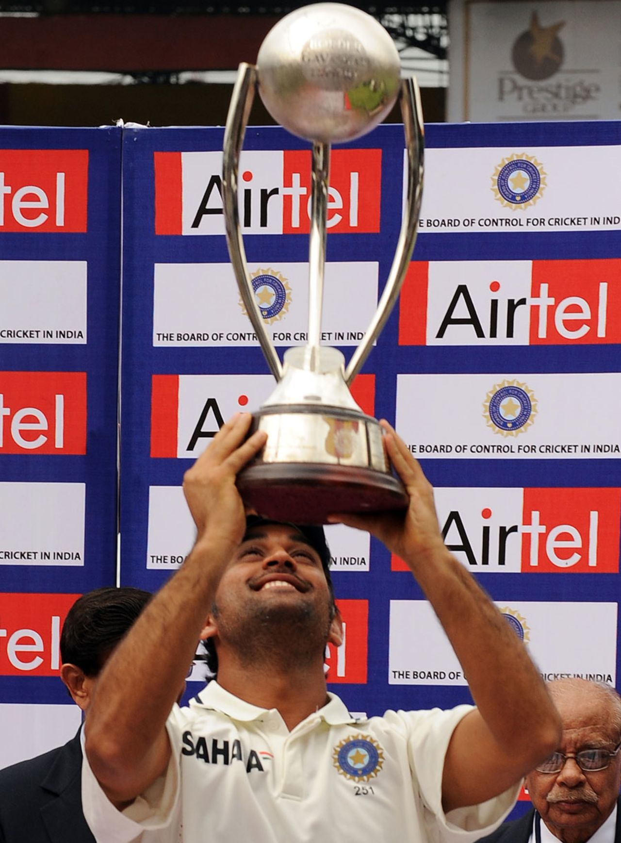 MS Dhoni holds the Border-Gavaskar Trophy aloft, India v Australia, 2nd Test, Bangalore, 5th day, October 13, 2010