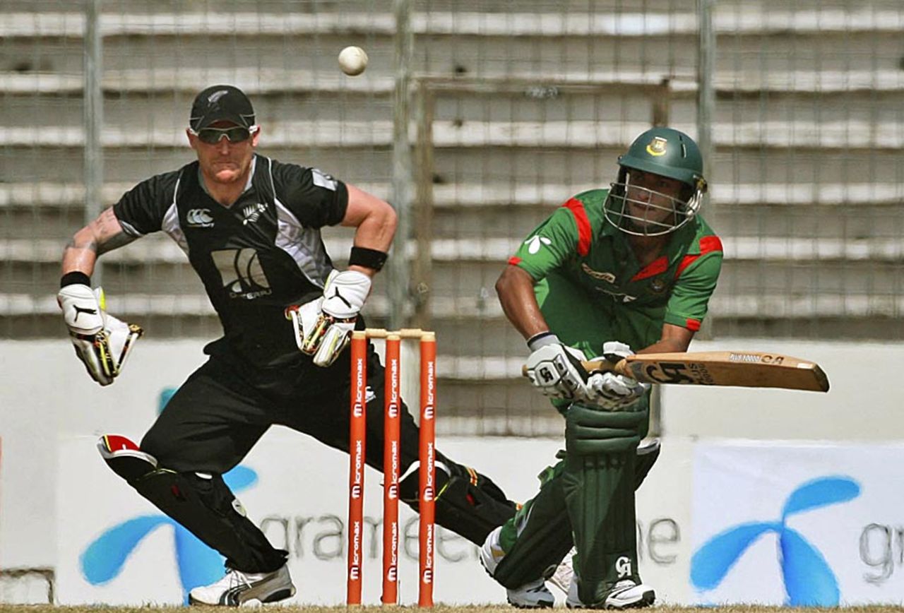 Shakib Al Hasan led by example again with a century, Bangladesh v New Zealand, 4th ODI, Mirpur, October 14, 2010
