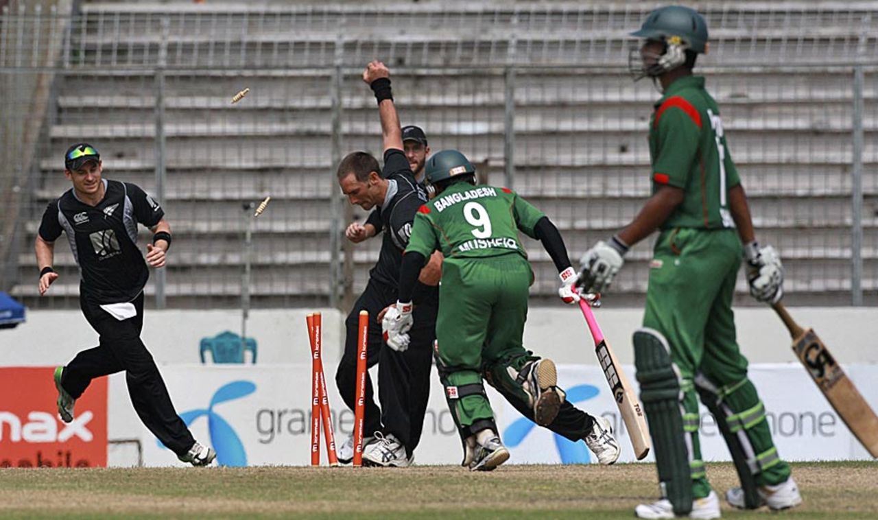 Grant Elliott runs out Mushfiqur Rahim, Bangladesh v New Zealand, 4th ODI, Mirpur, October 14, 2010