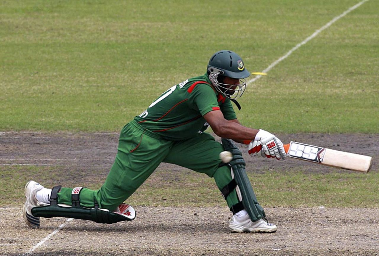 Mahmudullah shapes up to play the reverse-sweep, Bangladesh v New Zealand, 4th ODI, Mirpur, October 14, 2010