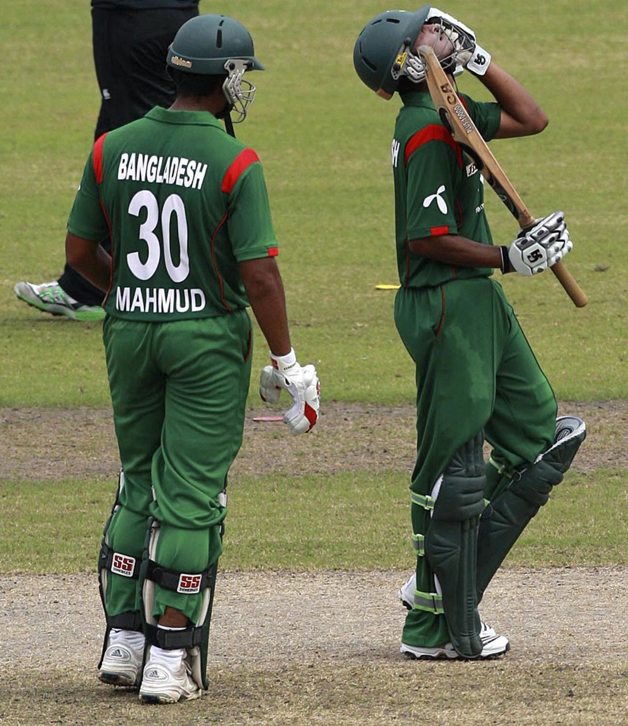 Shakib Al Hasan celebrates his century, Bangladesh v New Zealand, 4th ODI, Mirpur, October 14, 2010