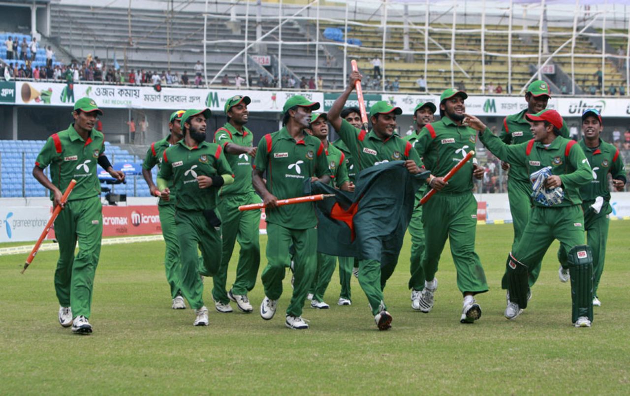 Bangladesh celebrate the historic series win with a victory lap, Bangladesh v New Zealand, 4th ODI, Mirpur, October 14, 2010