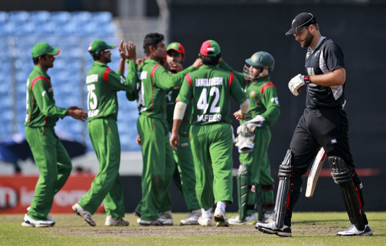 Bangladesh celebrate the dismissal of Daniel Vettori, Bangladesh v New Zealand, 4th ODI, Mirpur, October 14, 2010