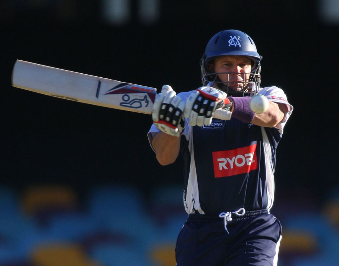 Brad Hodge on the way to his half-century, Queensland v Victoria, Ryobi Cup, Brisbane, 16 October, 2010
