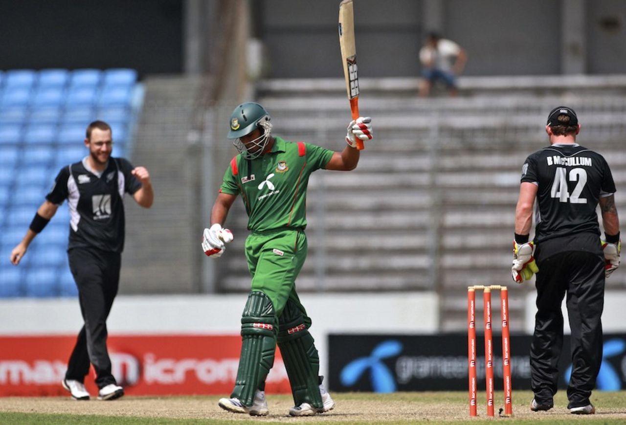 Daniel Vettori pinned Mahmudullah lbw, Bangladesh v New Zealand, 5th ODI, Mirpur, October 17, 2010