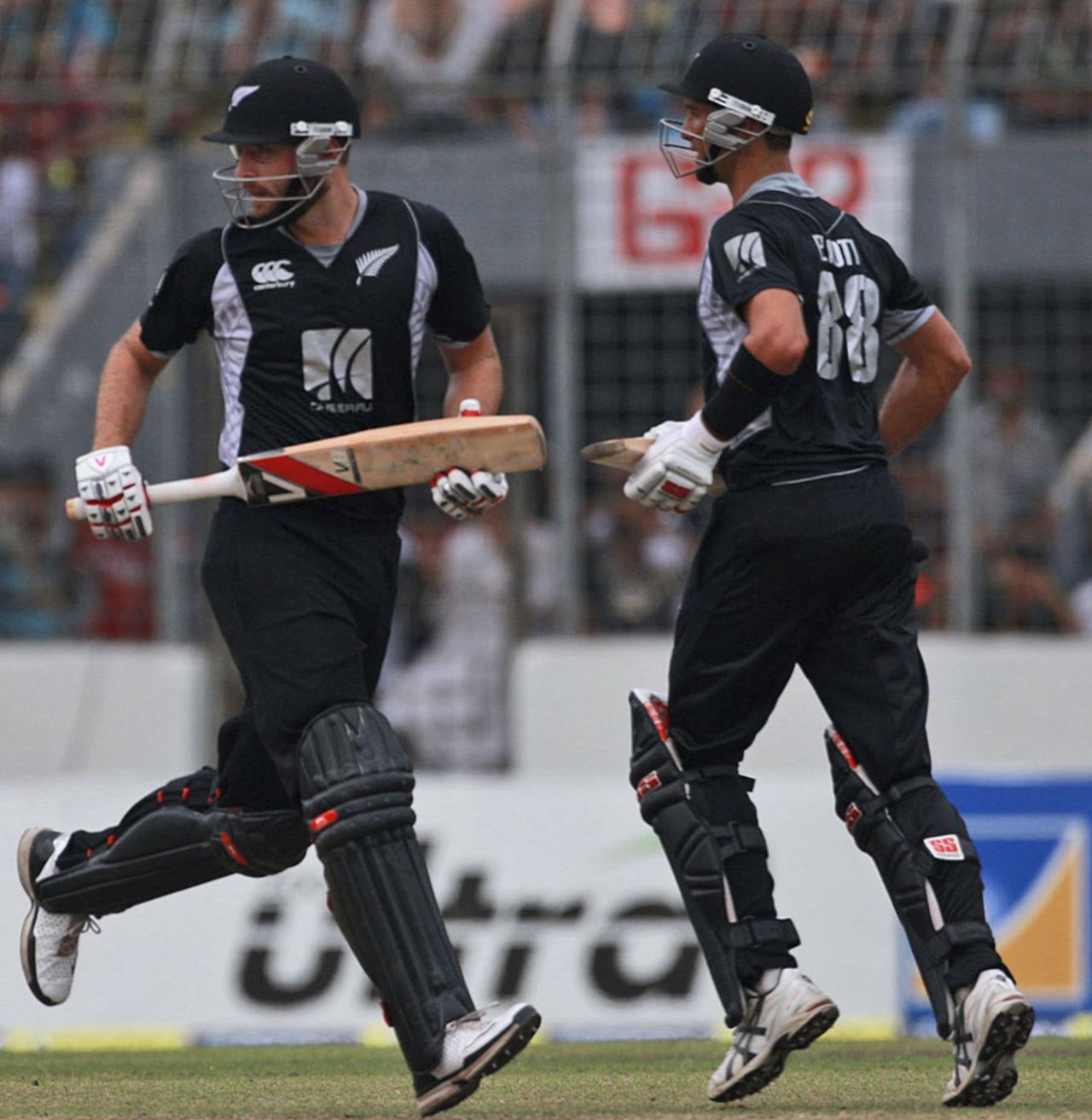 Daniel Vettori and Grant Elliott added 83 for the sixth wicket, Bangladesh v New Zealand, 5th ODI, Mirpur, October 17, 2010