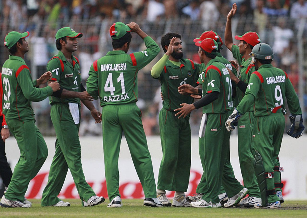 Bangladesh celebrate the dismissal of Grant Elliott, Bangladesh v New Zealand, 5th ODI, Mirpur, October 17, 2010