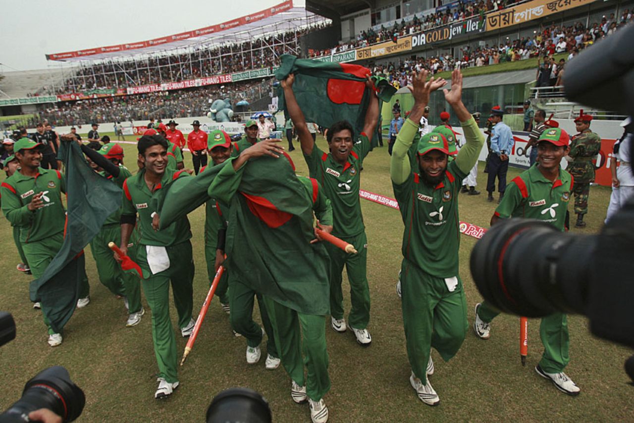 The Bangladesh team go on a lap of honour after their victory , Bangladesh v New Zealand, 5th ODI, Mirpur, October 17, 2010