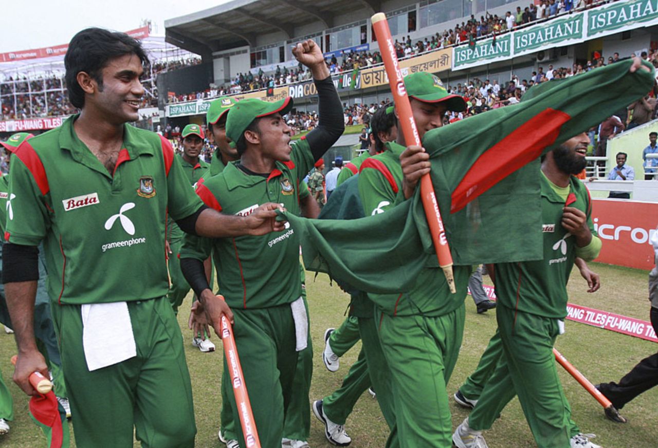 Bangladesh celebrate their 4-0 series win over New Zealand, Bangladesh v New Zealand, 5th ODI, Mirpur, October 17, 2010