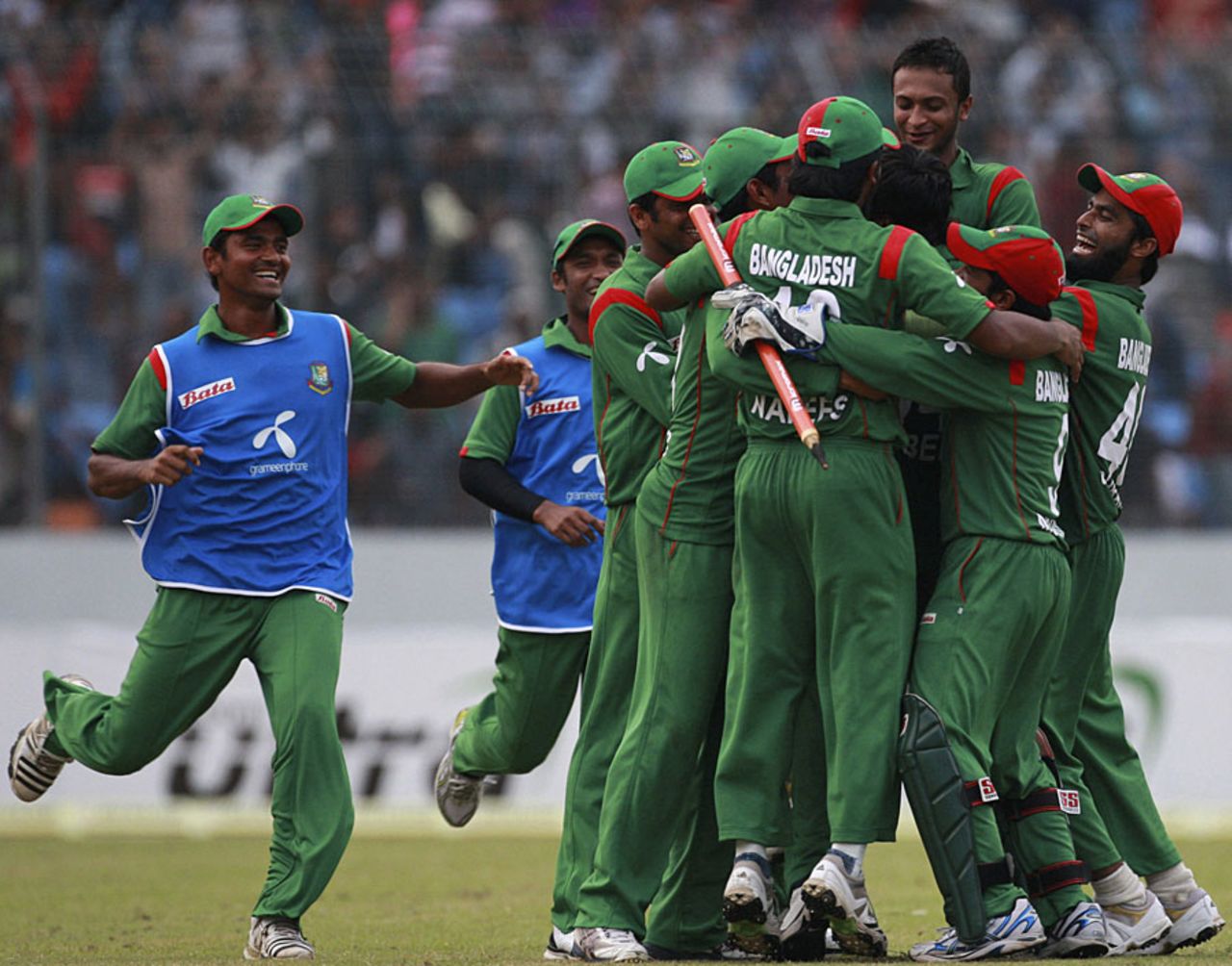 Bangladesh go into a huddle to celebrate the last New Zealand wicket, Bangladesh v New Zealand, 5th ODI, Mirpur, October 17, 2010