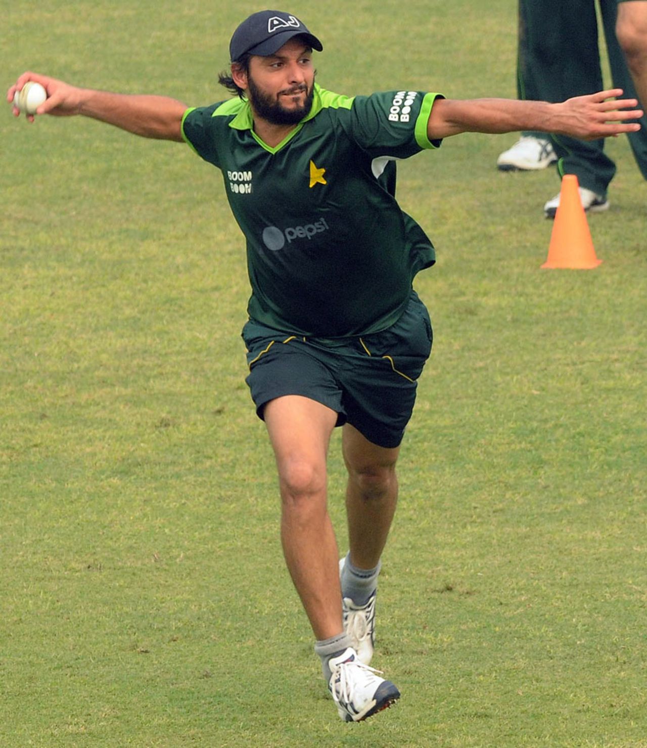 Shahid Afridi throws the ball during a practice session, Gaddafi Stadium, Lahore, October 18, 2010