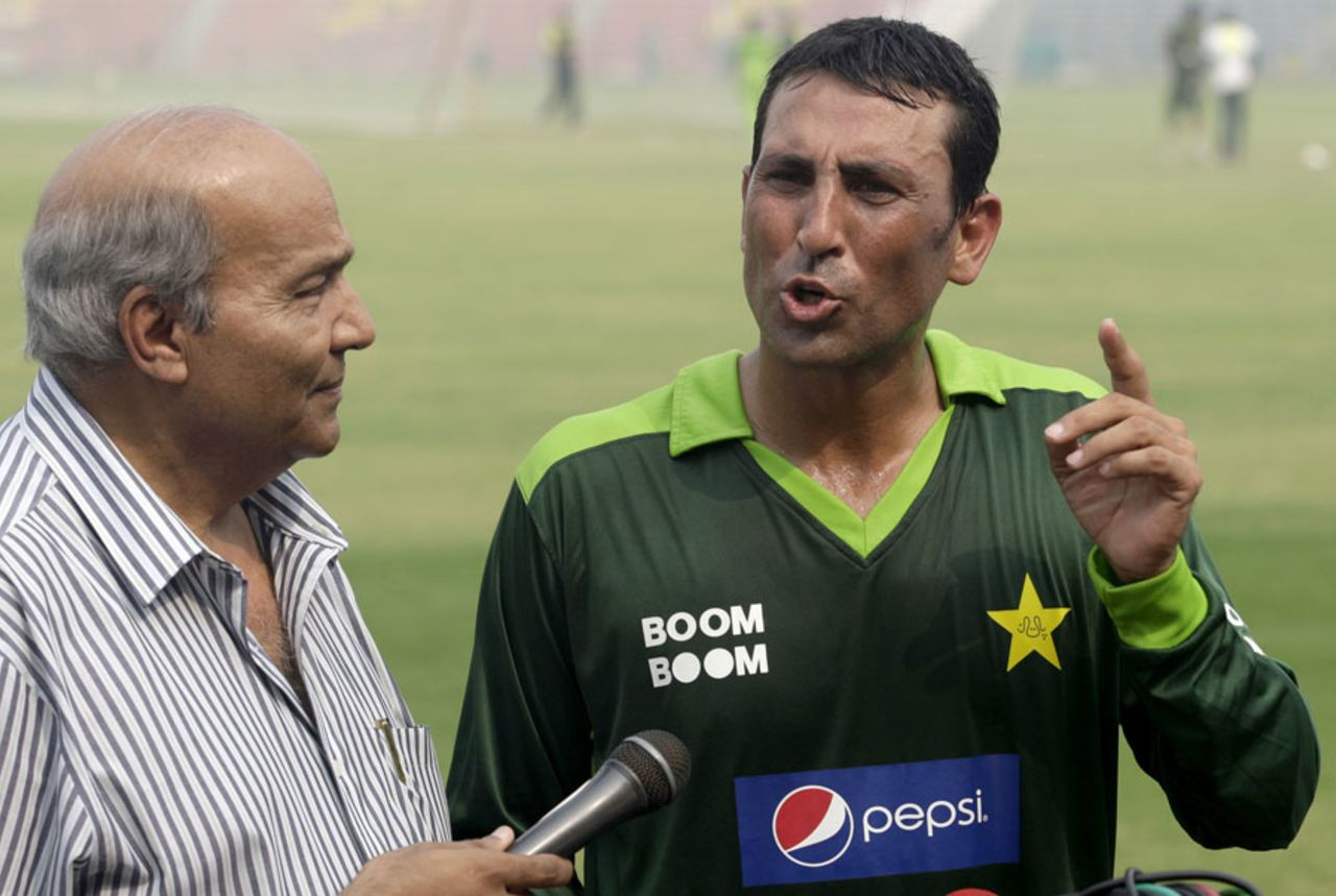 Younis Khan addresses the media along with Pakistan team manager Intikhab Alam, Lahore, October 21, 2010