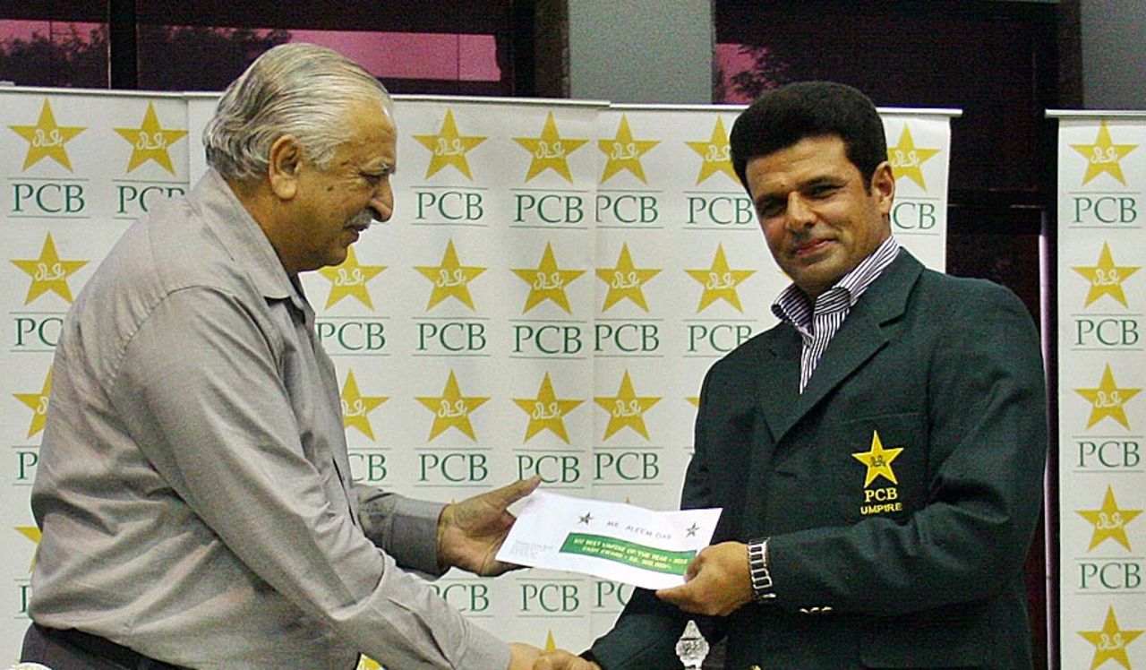 Ijaz Butt, the PCB chairman, honours umpire Aleem Dar, Lahore, October 21, 2010