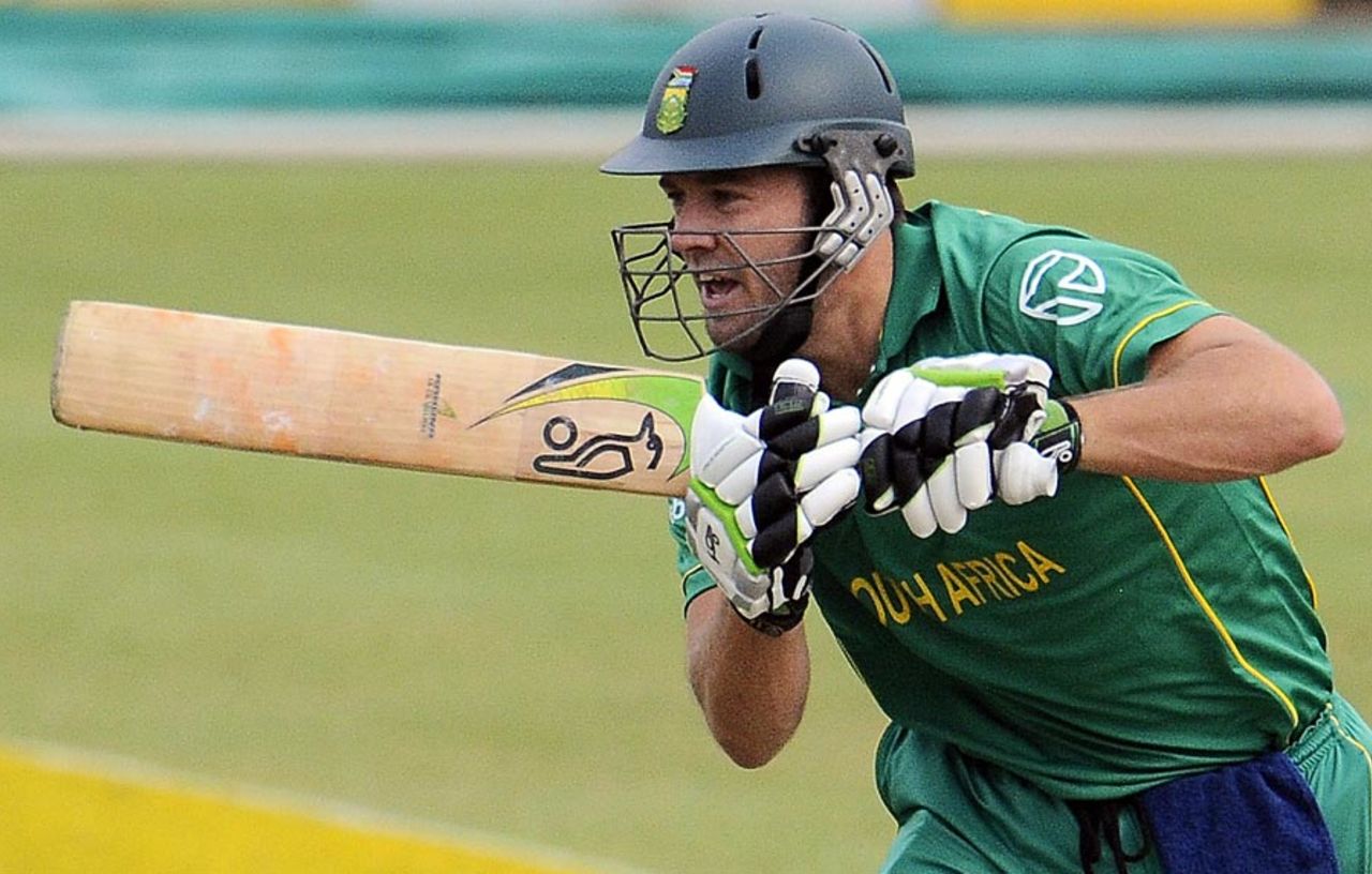 AB de Villiers kept South Africa on track for a big score, South Africa v Zimbabwe, 3rd ODI, Benoni, October 22, 2010