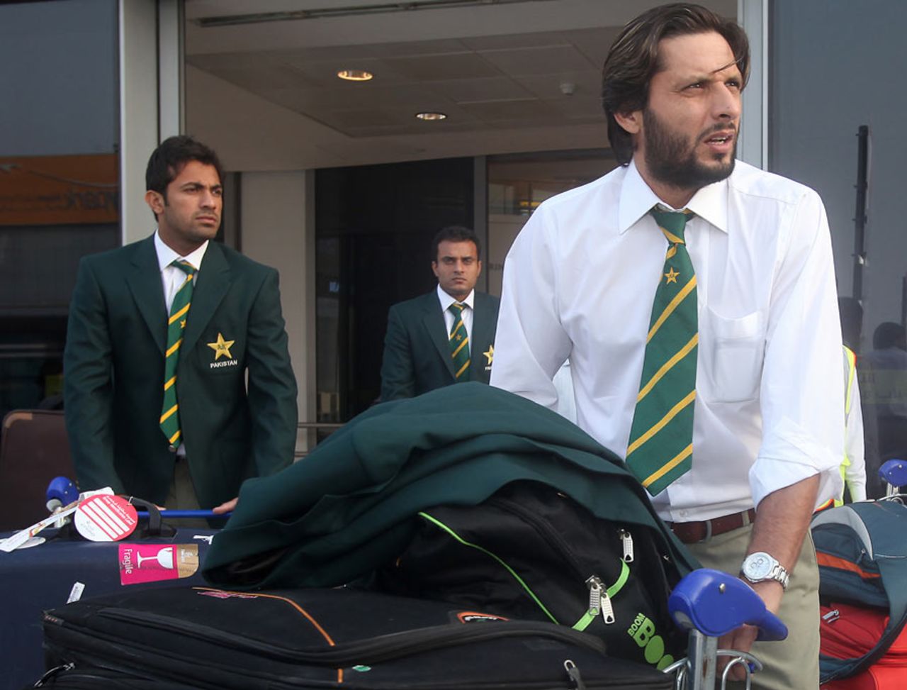 Shahid Afridi arrives at Abu Dhabi airport with his team-mates, October 23, 2010