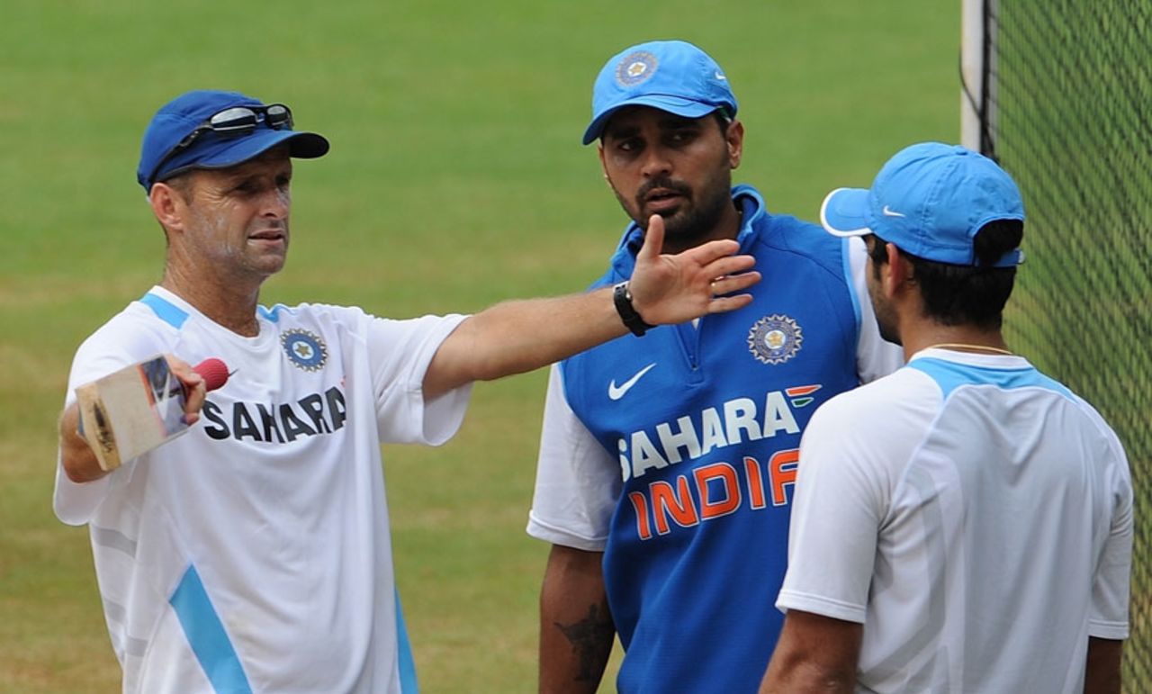 Gary Kirsten has a discussion with M Vijay and Virat Kohli, Margao, October 22, 2010