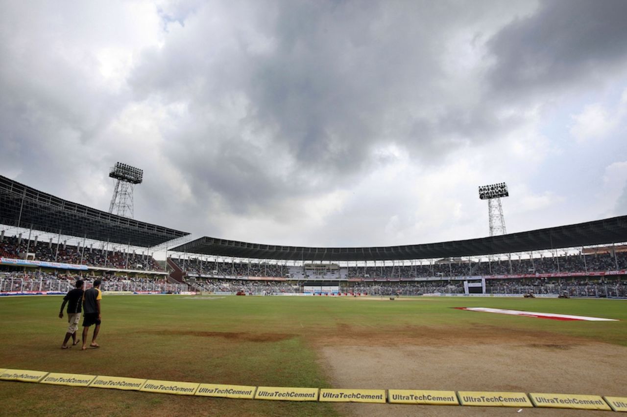 A wet outfield delayed the start of the ODI, India v Australia, 3rd ODI, Margao, October 24, 2010