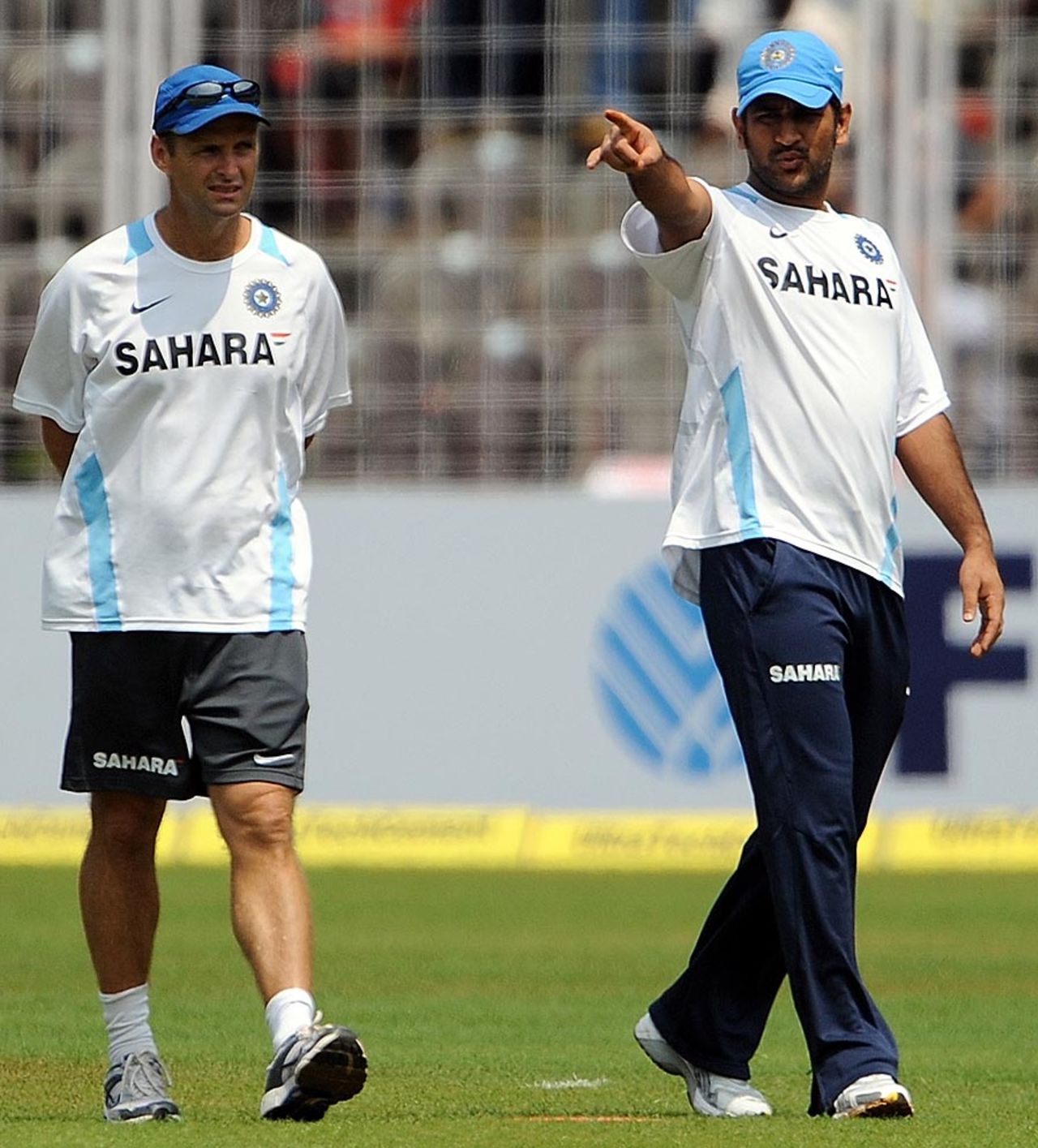 Gary Kirsten and MS Dhoni do the rounds around the ground, India v Australia, 3rd ODI, Margao, October 24, 2010