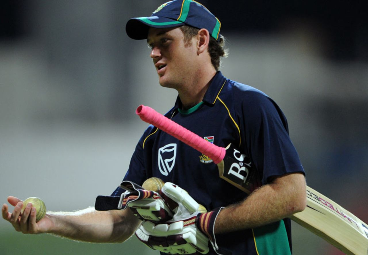Colin Ingram gets ready for some batting practice, Pakistan v South Africa, 2nd Twenty20, Abu Dhabi, October 27, 2010