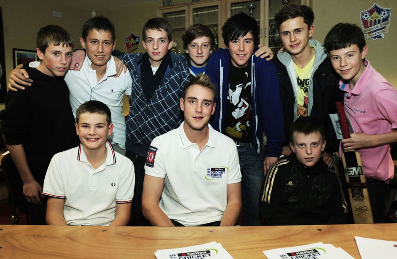Stuart Broad poses with members of Bingham Cricket Club during a NatWest CricketForce event in Nottingham, October 26, 2010
