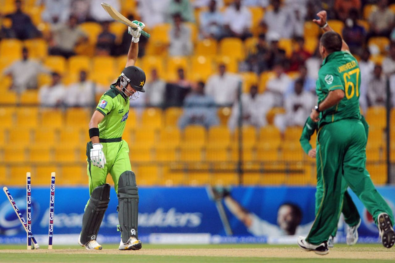 Fawad Alam reacts after being bowled by Charl Langeveldt, Pakistan v South Africa, 1st ODI, Abu Dhabi, October 29, 2010