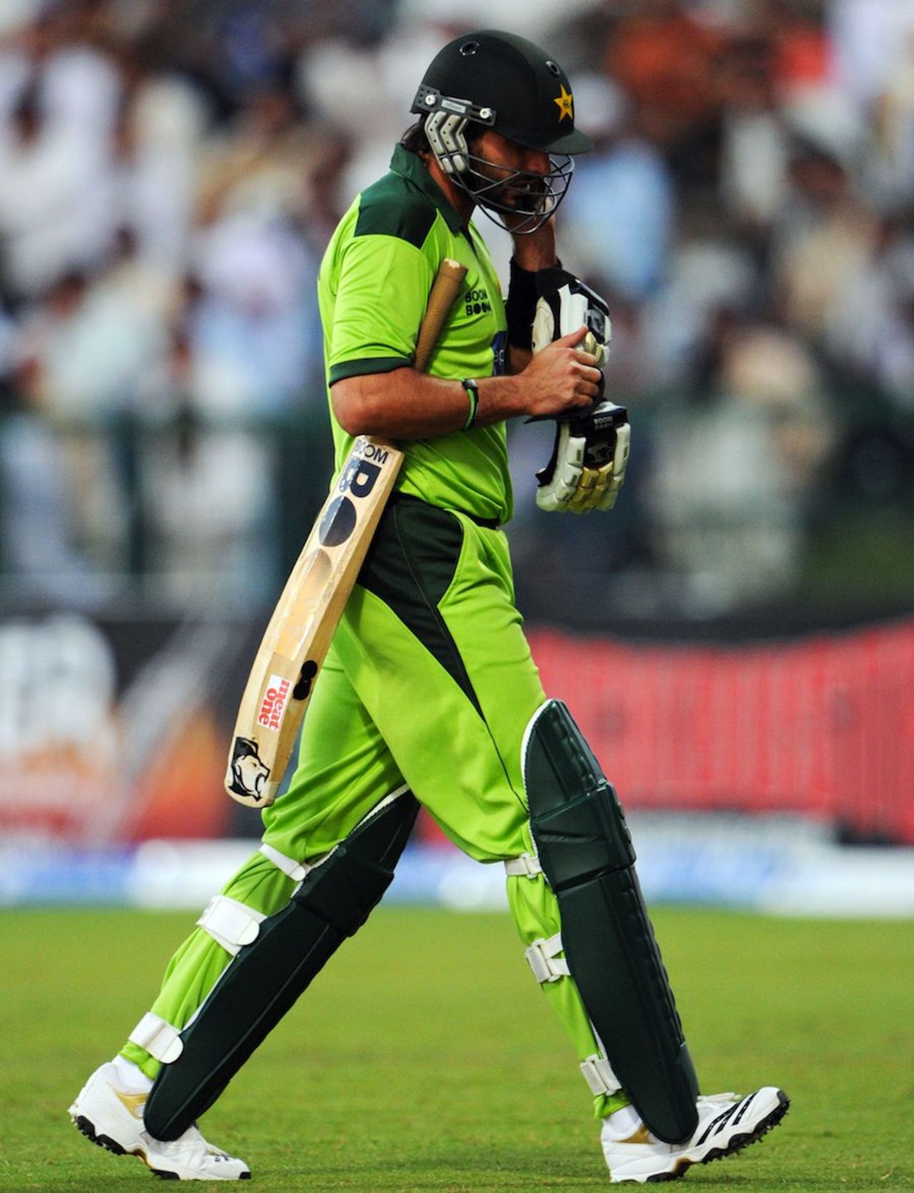 Shahid Afridi walks back after a failure, Pakistan v South Africa, 1st ODI, Abu Dhabi, October 29, 2010