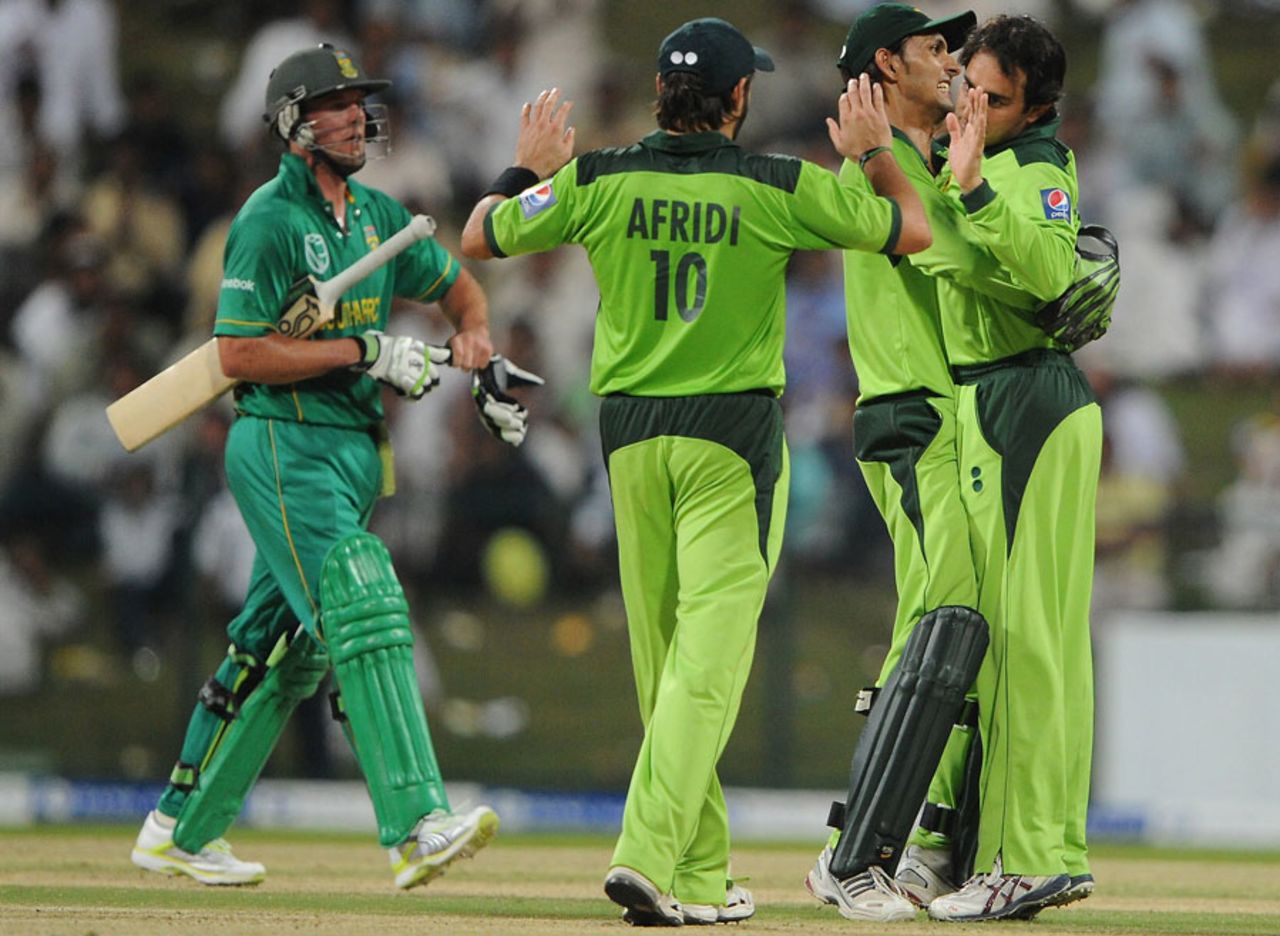 Pakistan celebrate the dismissal of AB de Villiers, Pakistan v South Africa, 1st ODI, Abu Dhabi, October 29, 2010