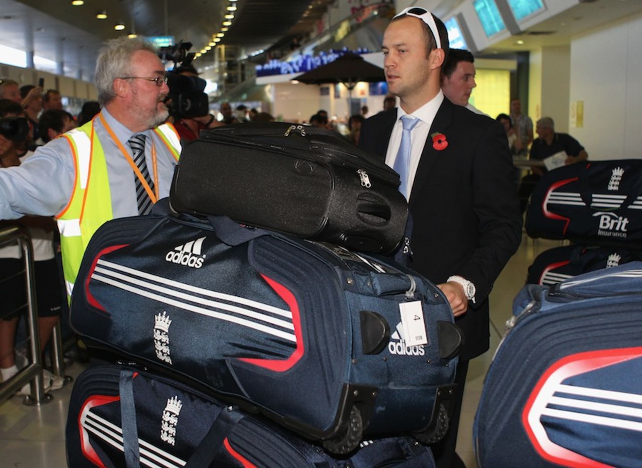 Jonathan Trott pushes his baggage as England arrive in Australia to defend the Ashes, Perth, October 30, 2010