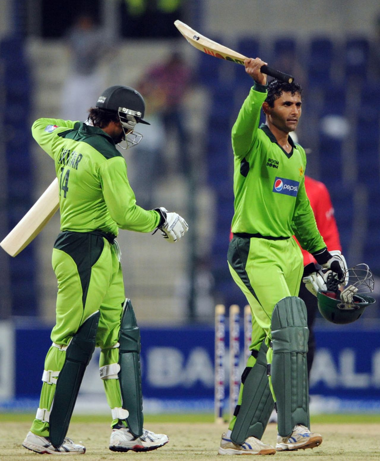 Abdul Razzaq takes the applause, Pakistan v South Africa, 2nd ODI, Abu Dhabi, October 31, 2010