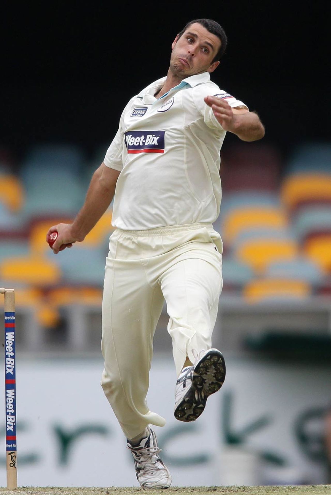 Mark Cameron runs in to bowl, Queensland v New South Wales, Sheffield Shield, Brisbane, 2nd day, November 1, 2010