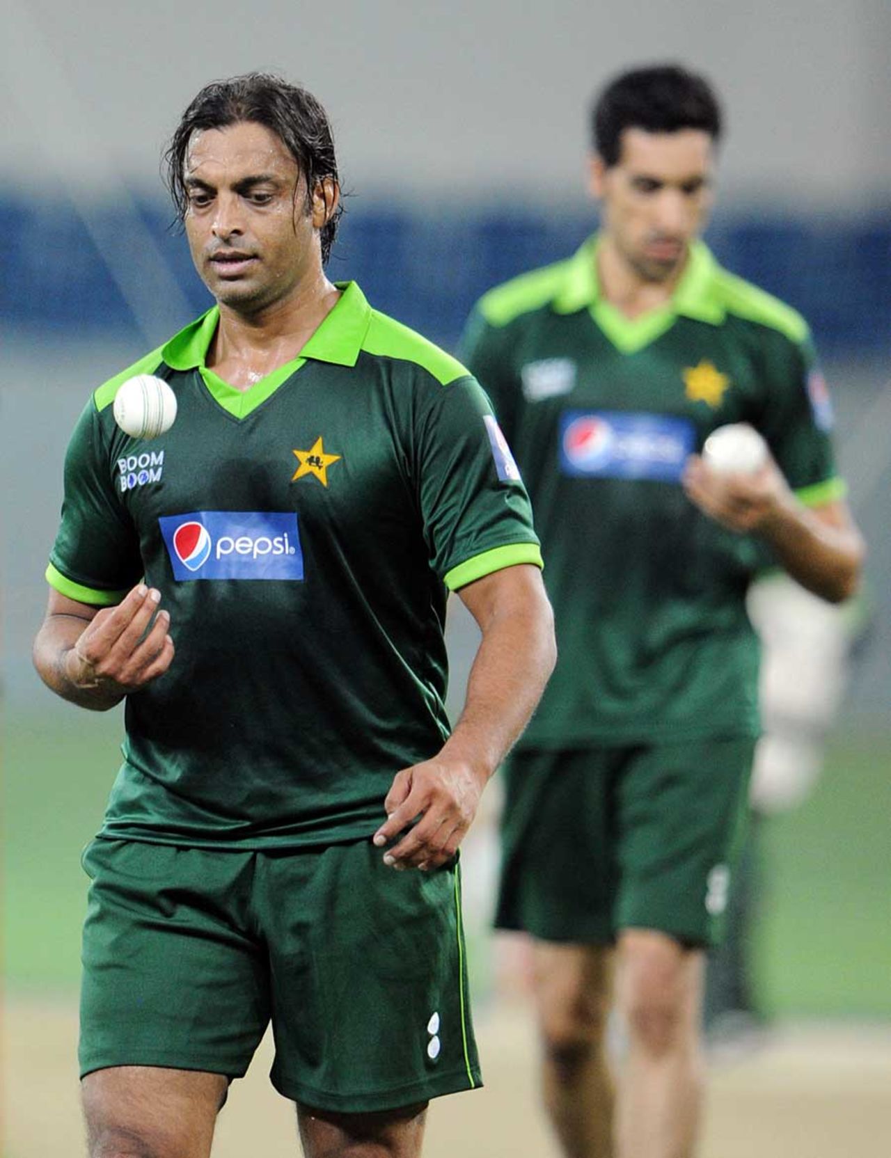 Shoaib Akhtar and Umar Gul prepare for the third one-dayer against South Africa, Dubai, November 1, 2010