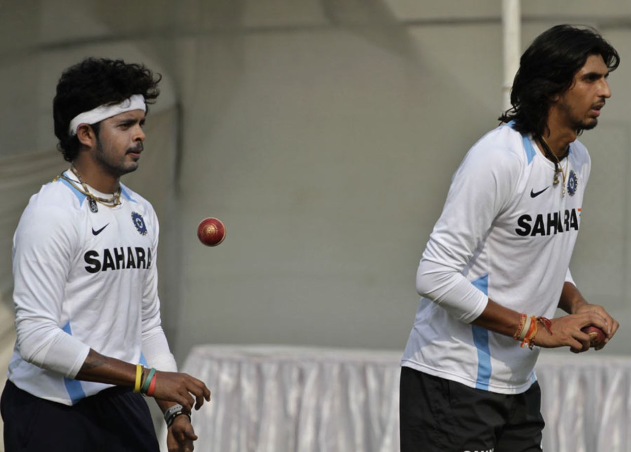 Sreesanth and Ishant Sharma at a training session, Ahmedabad, November 2, 2010