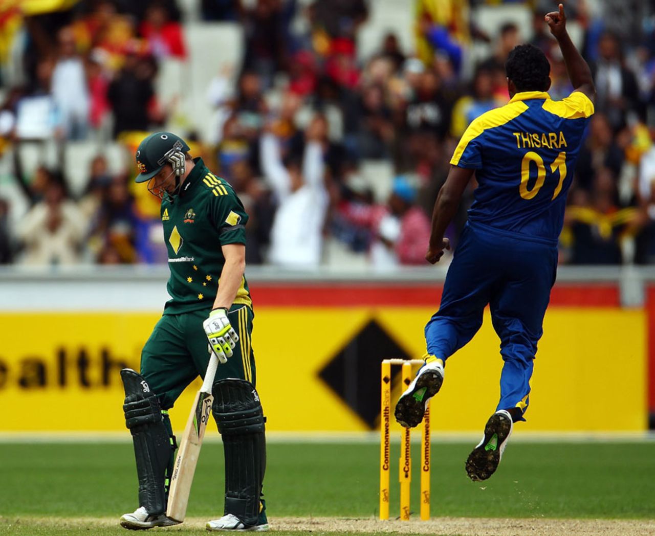Steven Smith becomes Thisara Perera's fourth wicket, Australia v Sri Lanka, 1st ODI, Melbourne