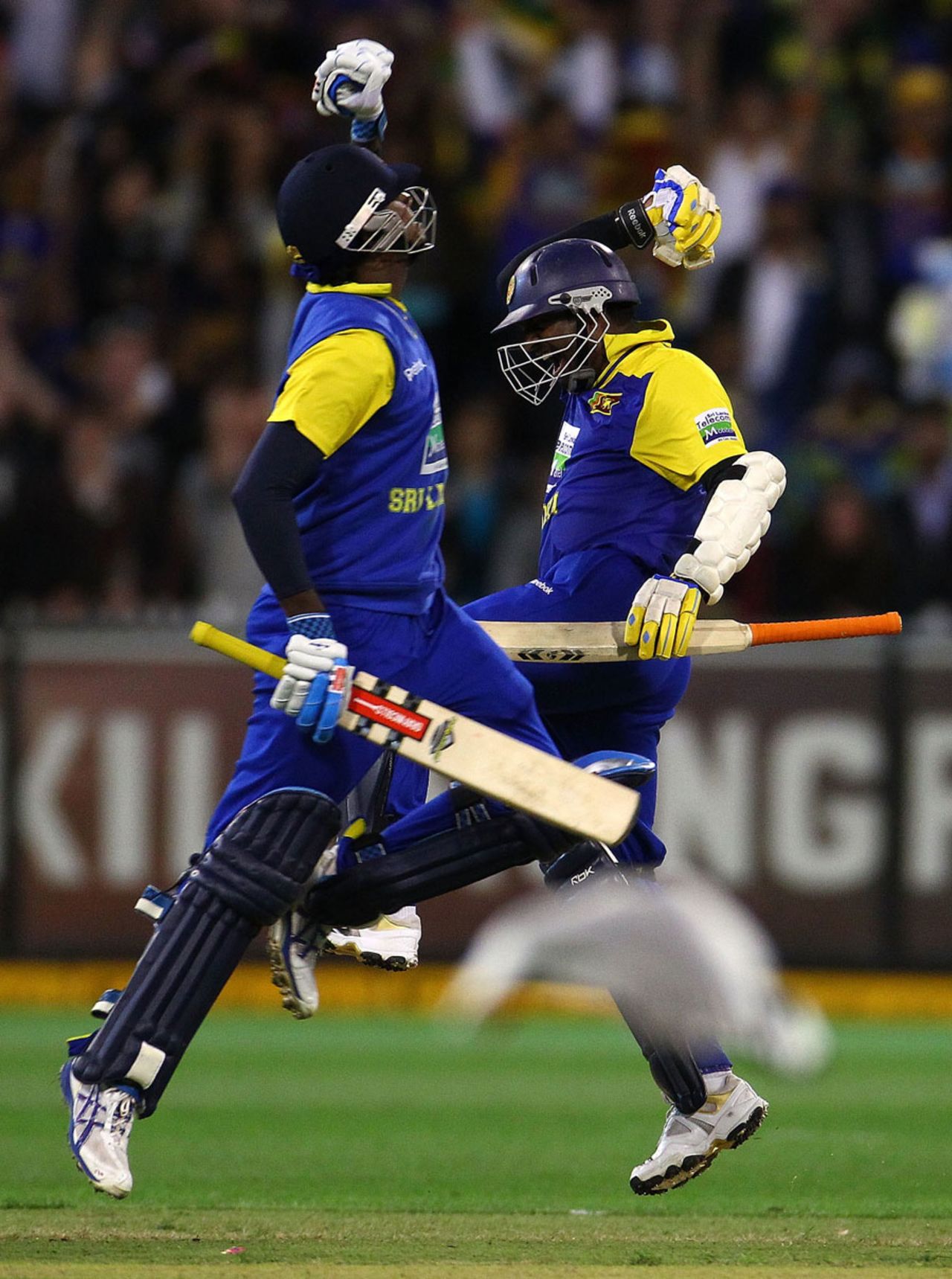 Muttiah Muralitharan and Angelo Mathews react as Sri Lanka cross the finish line, Australia v Sri Lanka, 1st ODI, Melbourne, November 3, 2010