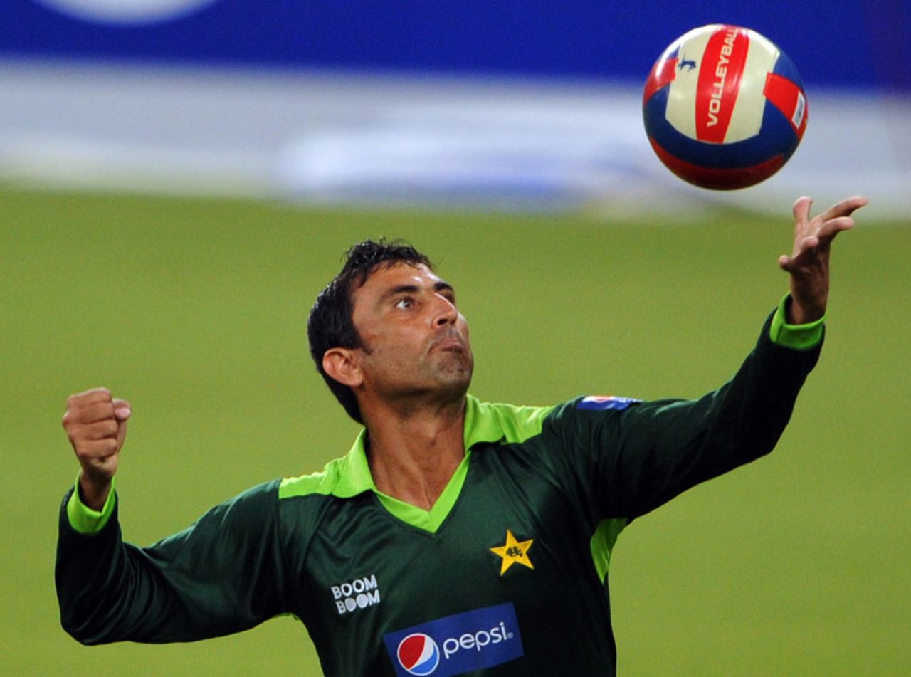 Younis Khan tries his hand at some volleyball, Dubai, November 4, 2010