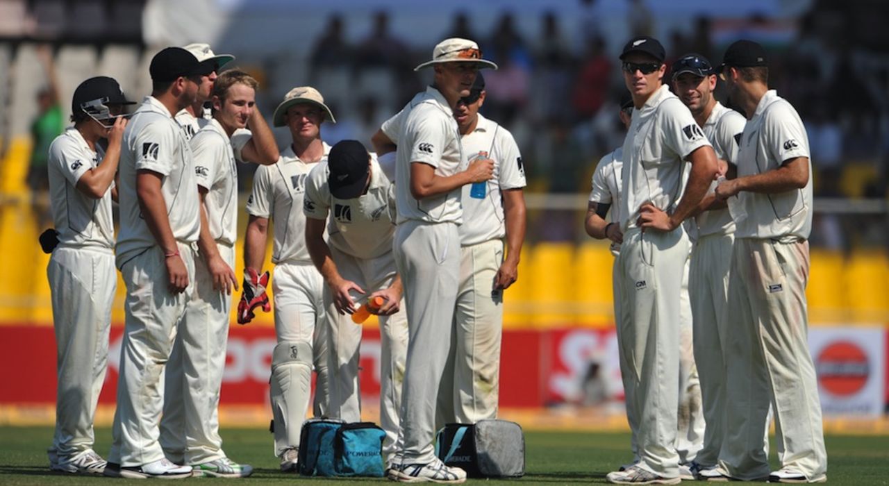 The New Zealand players have a drink, India v New Zealand, 1st Test, Ahmedabad, 2nd day, November 5, 2010