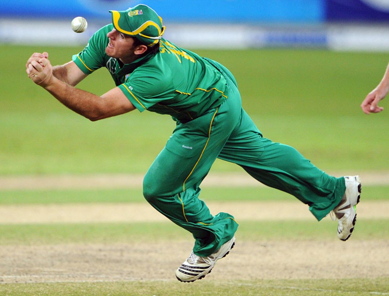 Graeme Smith missed a chance to remove Wahab Riaz, Pakistan v South Africa, 4th ODI, Dubai, November 5, 2010