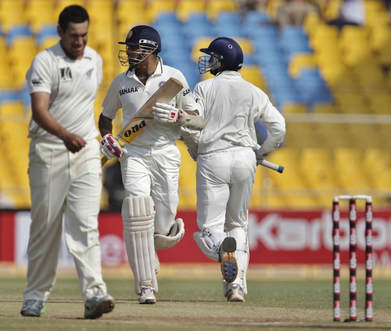Ross Taylor had a rare bowl in a Test match, India v New Zealand, 1st Test, Ahmedabad, 5th day, November 8, 2010