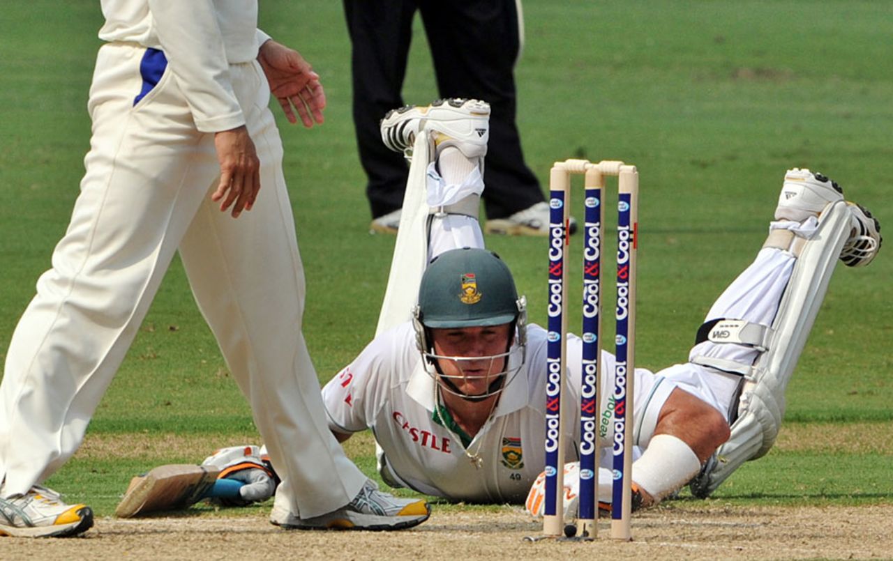 Graeme Smith scrambles to make his ground, Pakistan v South Africa, 1st Test, Dubai, 1st day, November 12, 2010