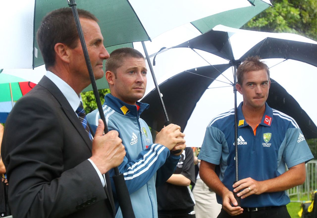 Andrew Hilditch, Michael Clarke and Nathan Hauritz escape the rain at the announcement of Australia's Ashes squad, Sydney, November 15, 2010
