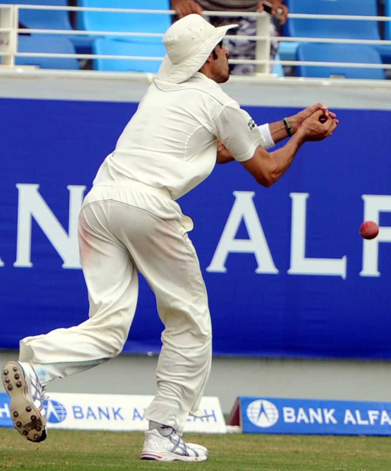 Umar Gul dropped a chance at deep square-leg, Pakistan v South Africa, 1st Test, Dubai, 4th day, November 15, 2010