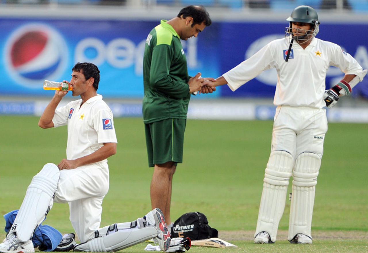 Azhar Ali took a painful blow on the thumb near the end of play, Pakistan v South Africa, 1st Test, Dubai, 4th day, November 15, 2010