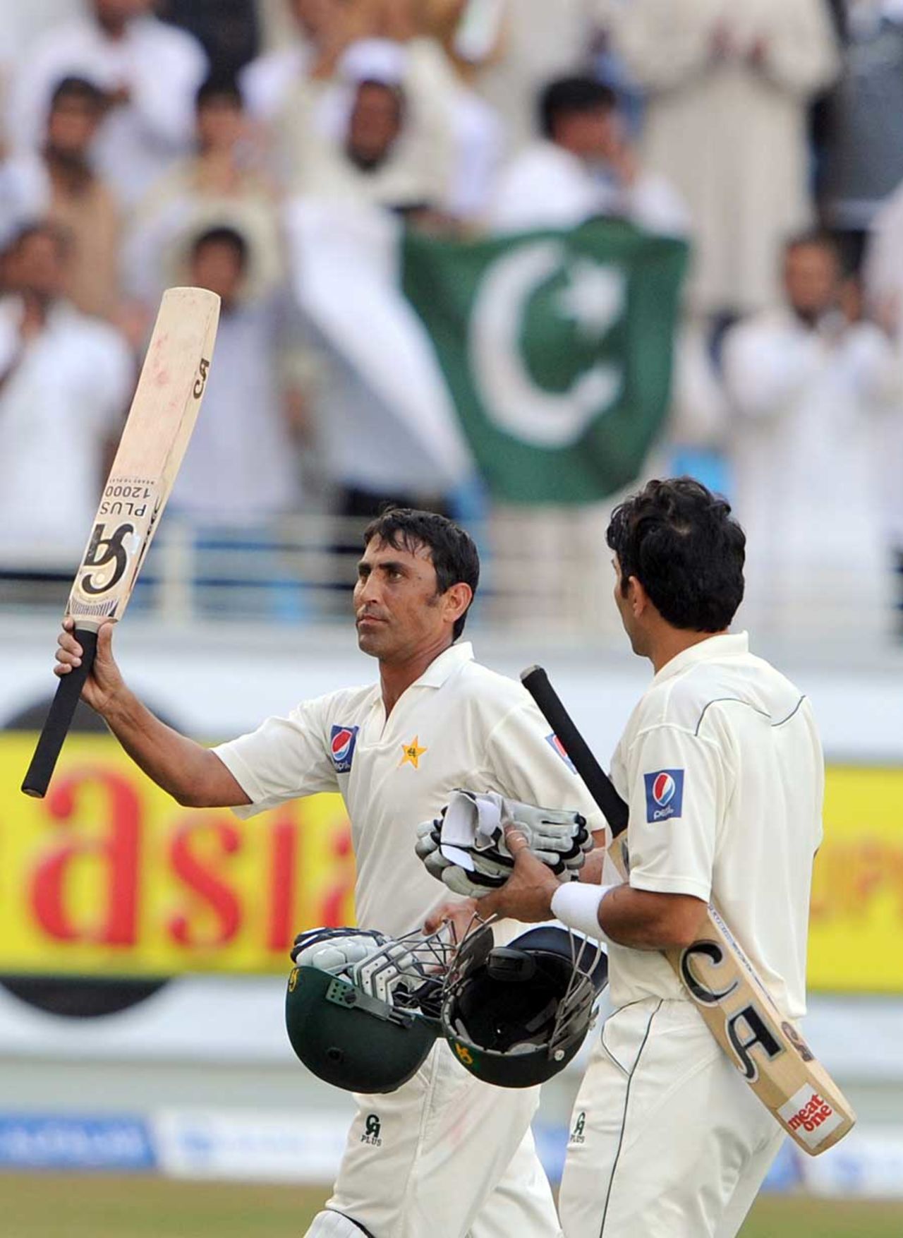 Younis Khan takes the applause after his match-saving innings, Pakistan v South Africa, 1st Test, Dubai, November 16, 2010