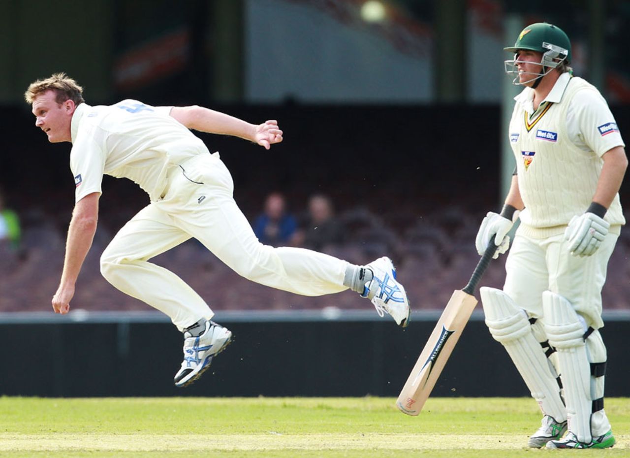 Doug Bollinger is back at full pace after injury, New South Wales v Tasmania, Sydney, 1st day, 17 November 2010