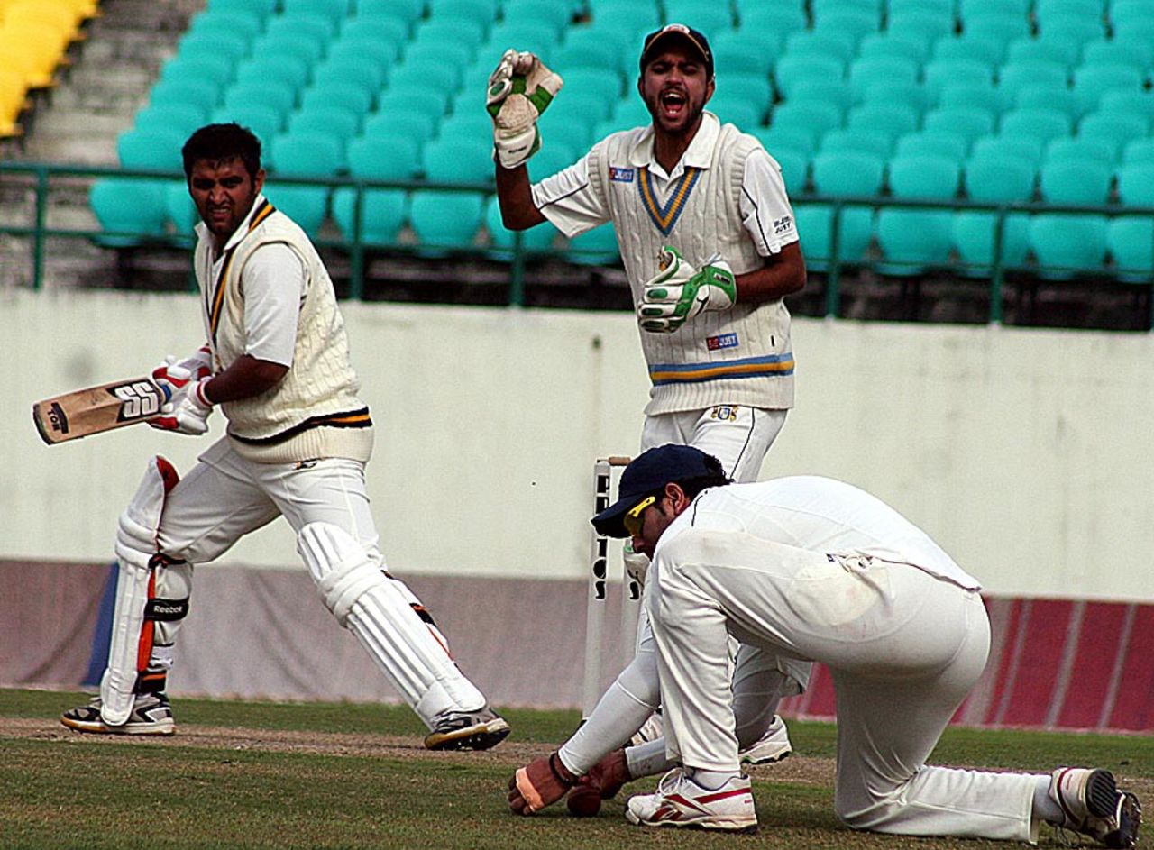 Yuvraj Singh drops a catch at slip to give Kuldeep Diwan a reprieve, Himachal Pradesh v Punjab, Dharmasala, Ranji Trophy Super League, 2nd day, November 18, 2010