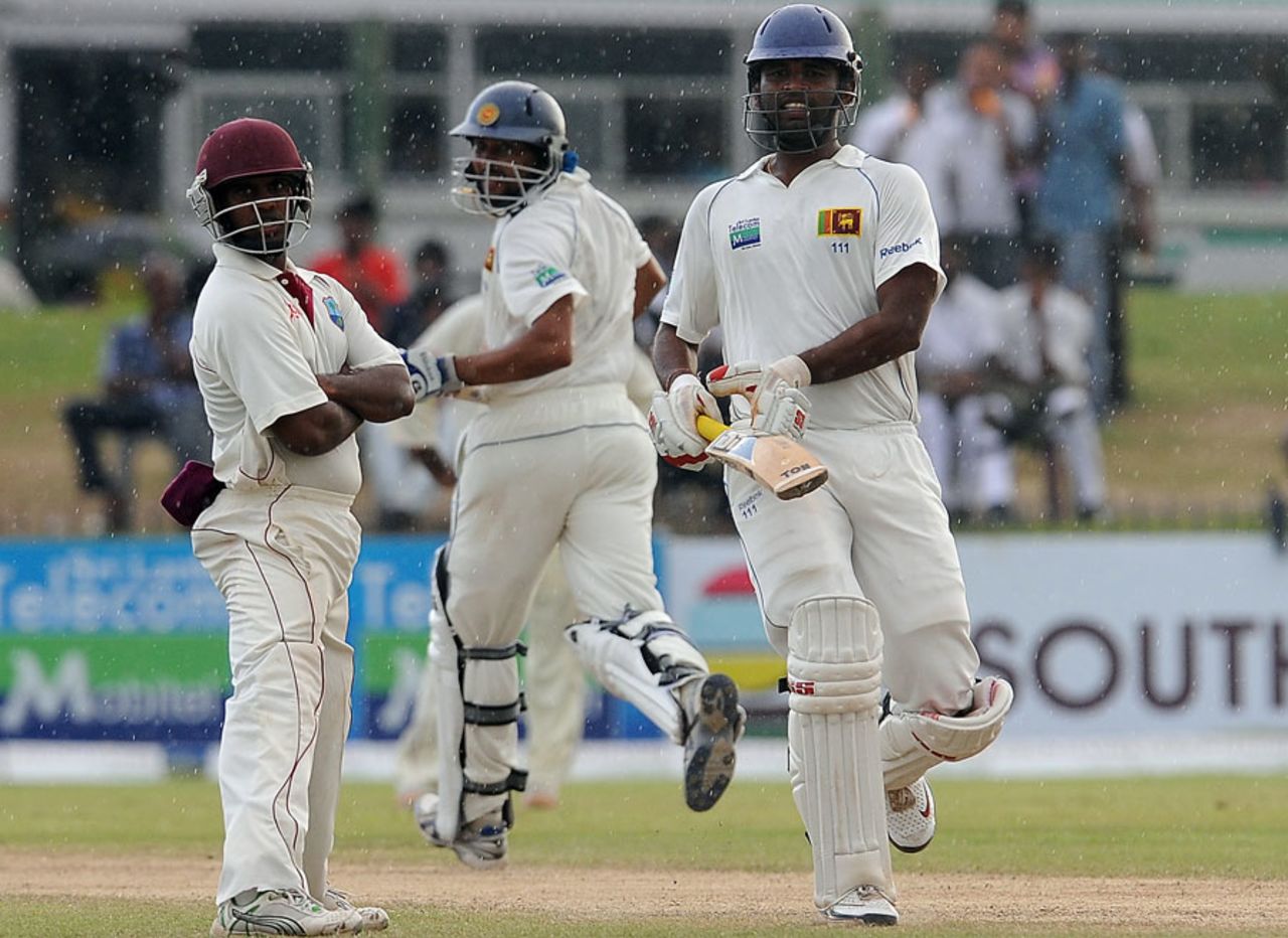 Tillakaratne Dilshan and Tharanga Paranavitana run between the wickets as a drizzle breaks out, Sri Lanka v West Indies, 1st Test, Galle, 4th day, November 18, 2010
