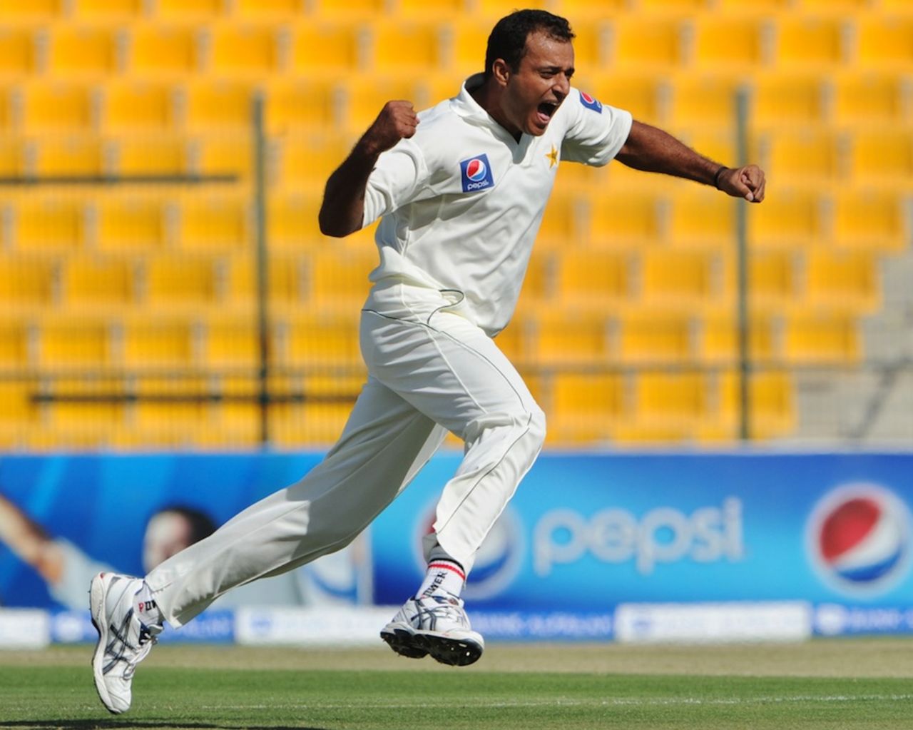 Tanvir Ahmed took three wickets in the first session, Pakistan v South Africa, 2nd Test, Abu Dhabi, 1st day, November 20, 2010