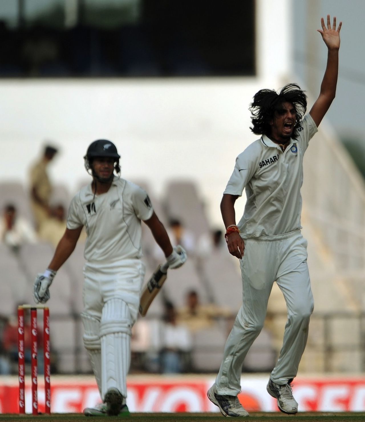 Ishant Sharma appeals for lbw against Ross Taylor, India v New Zealand, 3rd Test, Nagpur, 1st day, November 20, 2010